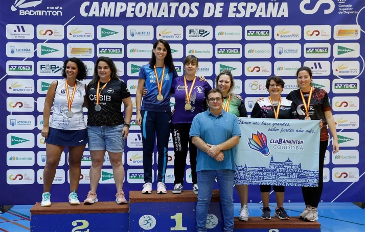 Esther Pereira, en lo alto del podio a la izquierda, tras alcanzar el oro. 