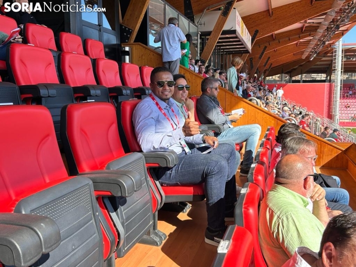 El palco de Los Pajaritos recibe la visita de un ilustre del Manchester United