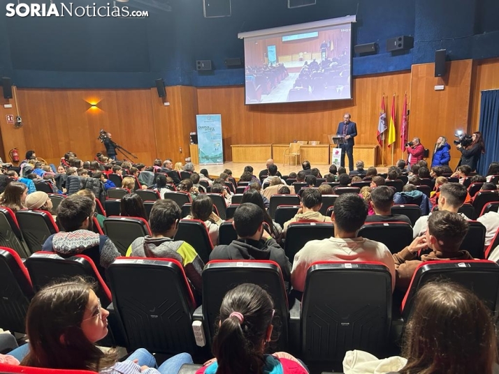 Zubizarreta y 168 estudiantes alzan la voz contra el bullying en Soria: &iquest;Chivarse o informar?
