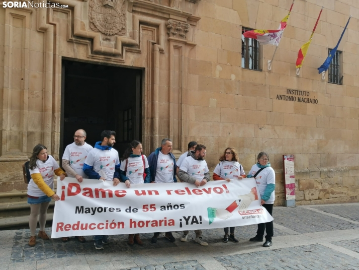 Los docentes se concentran ante el Machado por una reducción de la jornada lectiva para los mayores de 55 años