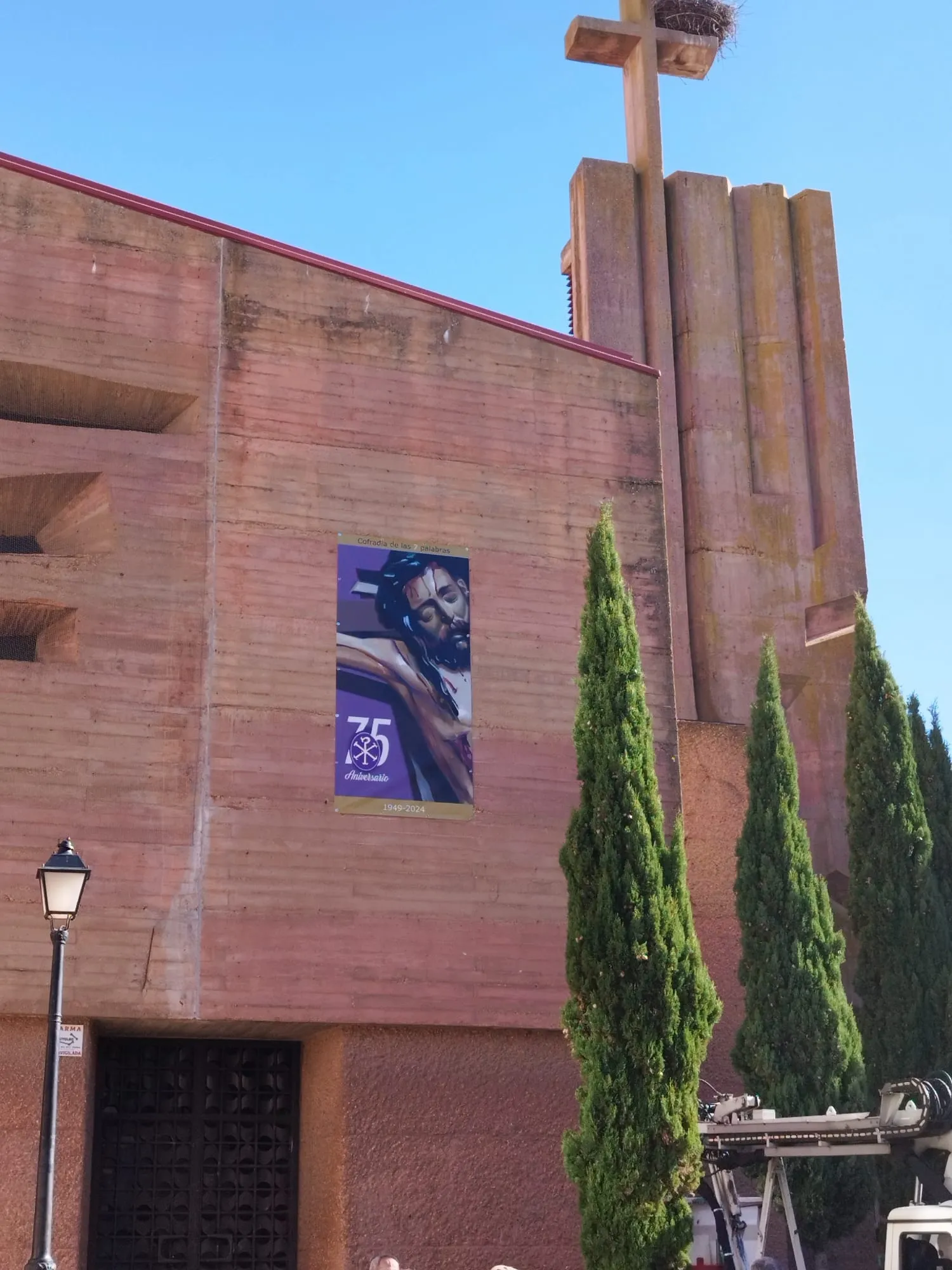Foto 2 - El cartel del 75 aniversario de las Siete Palabras ya cuelga en la iglesia del Salvador