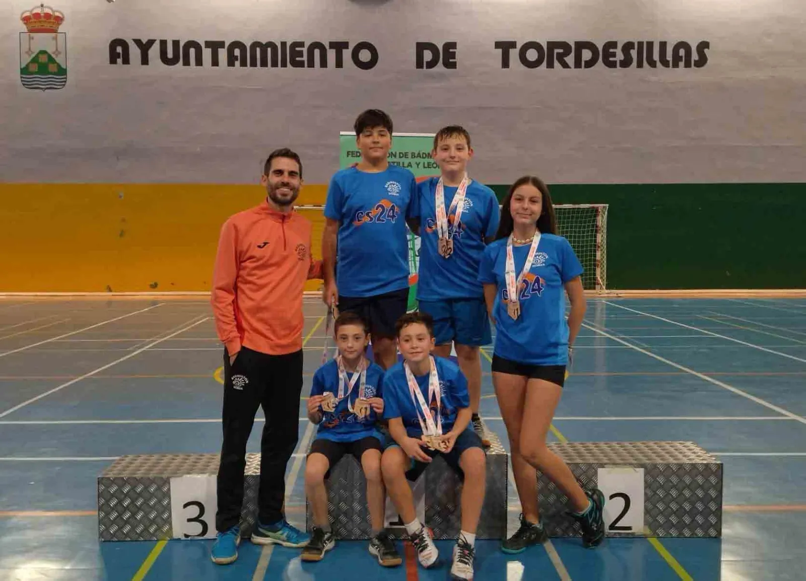 Los sub13 con su entrenador en Tordesillas. /CBS