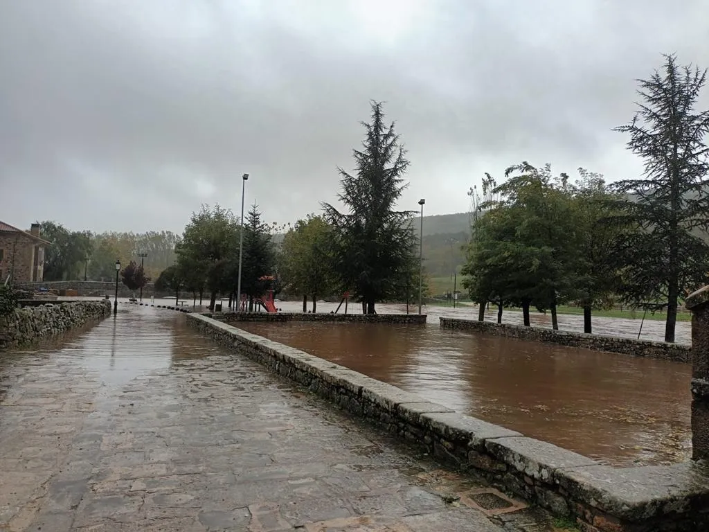Foto 7 - En im&aacute;genes: El r&iacute;o Duero se desborda a su paso por Salduero