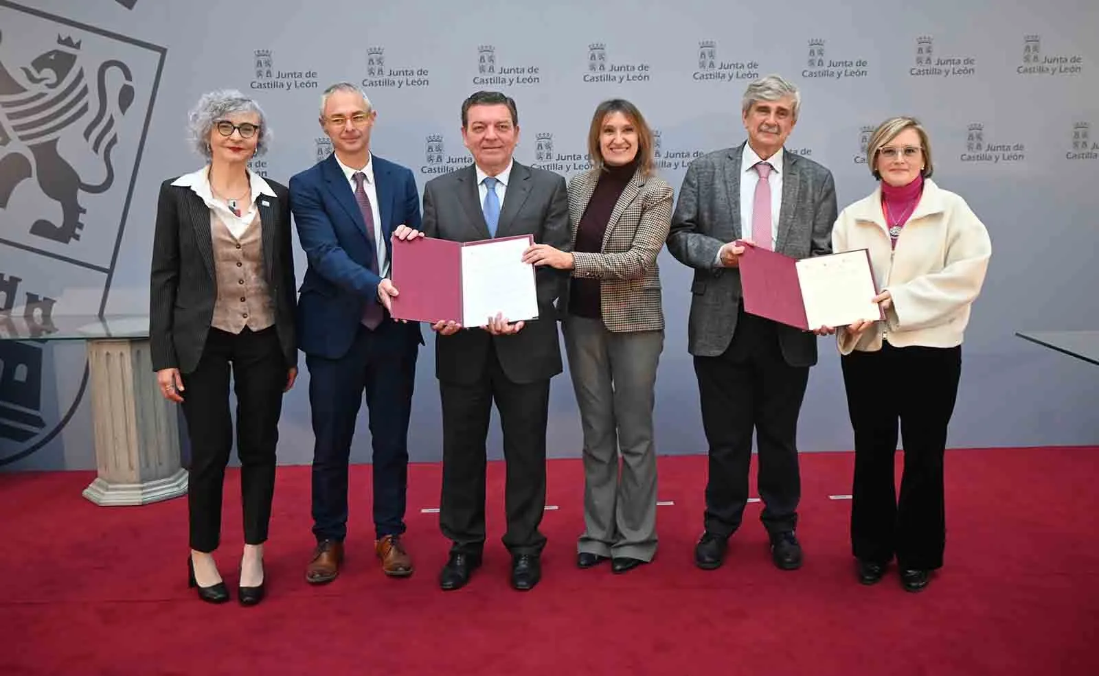 Los firmantes de los convenios. /Jta.