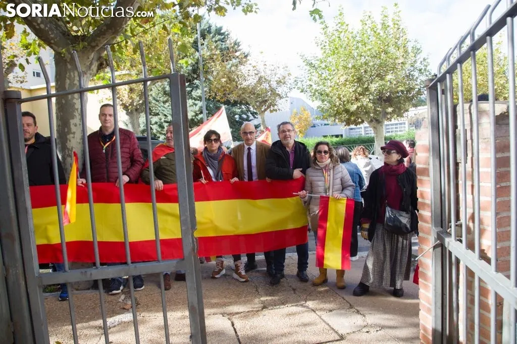 Manifestación de VOX frente a la sede del PSOE de Soria. /SN