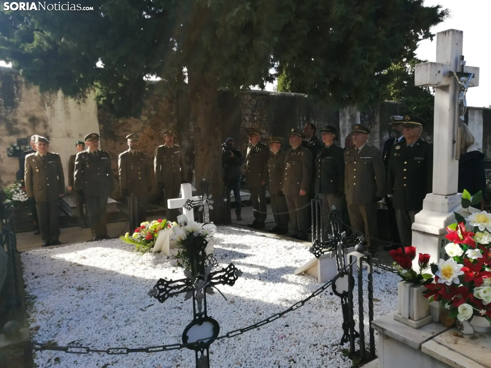 Foto 7 - El cementerio de Soria vive un emotivo acto en memoria de los militares fallecidos en servicio