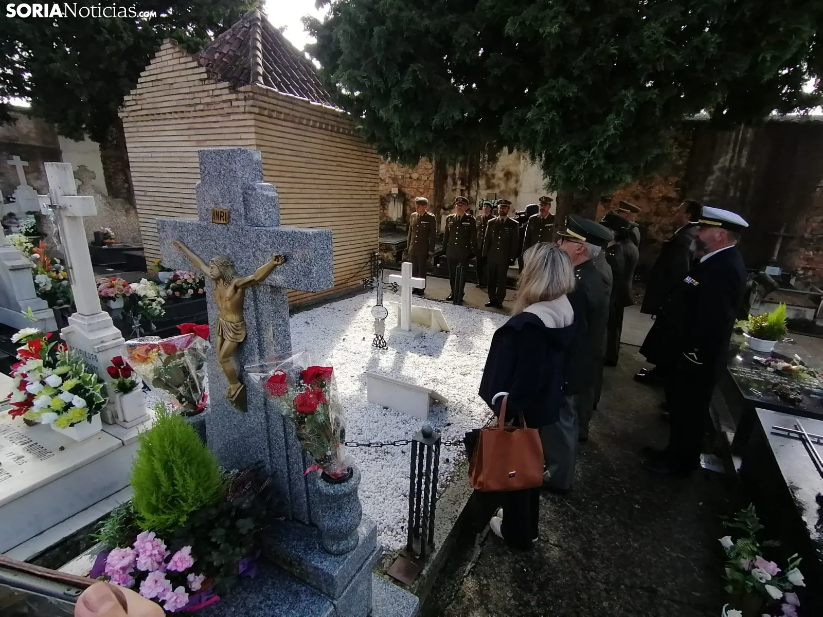 Foto 9 - El cementerio de Soria vive un emotivo acto en memoria de los militares fallecidos en servicio