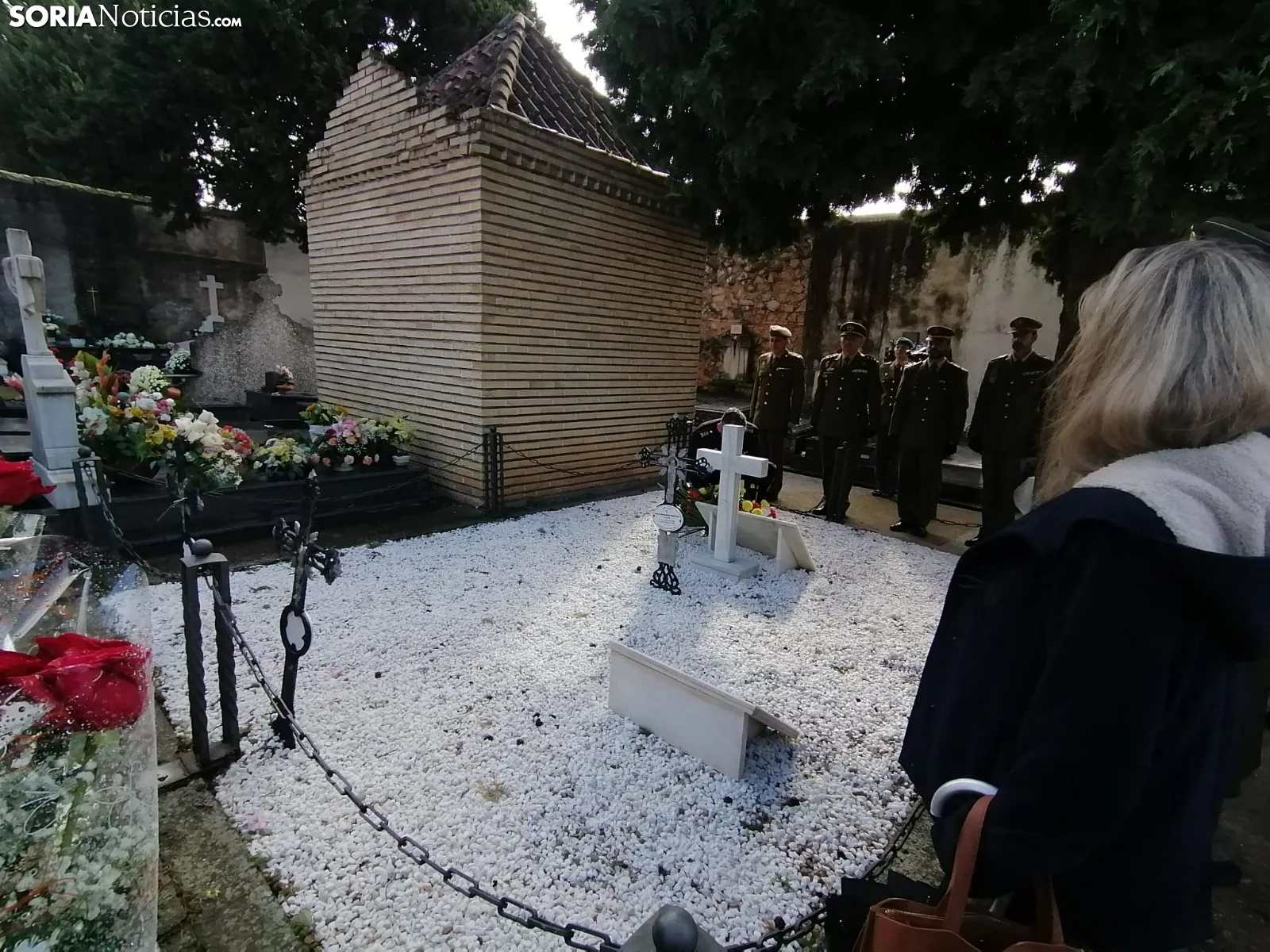 Foto 8 - El cementerio de Soria vive un emotivo acto en memoria de los militares fallecidos en servicio