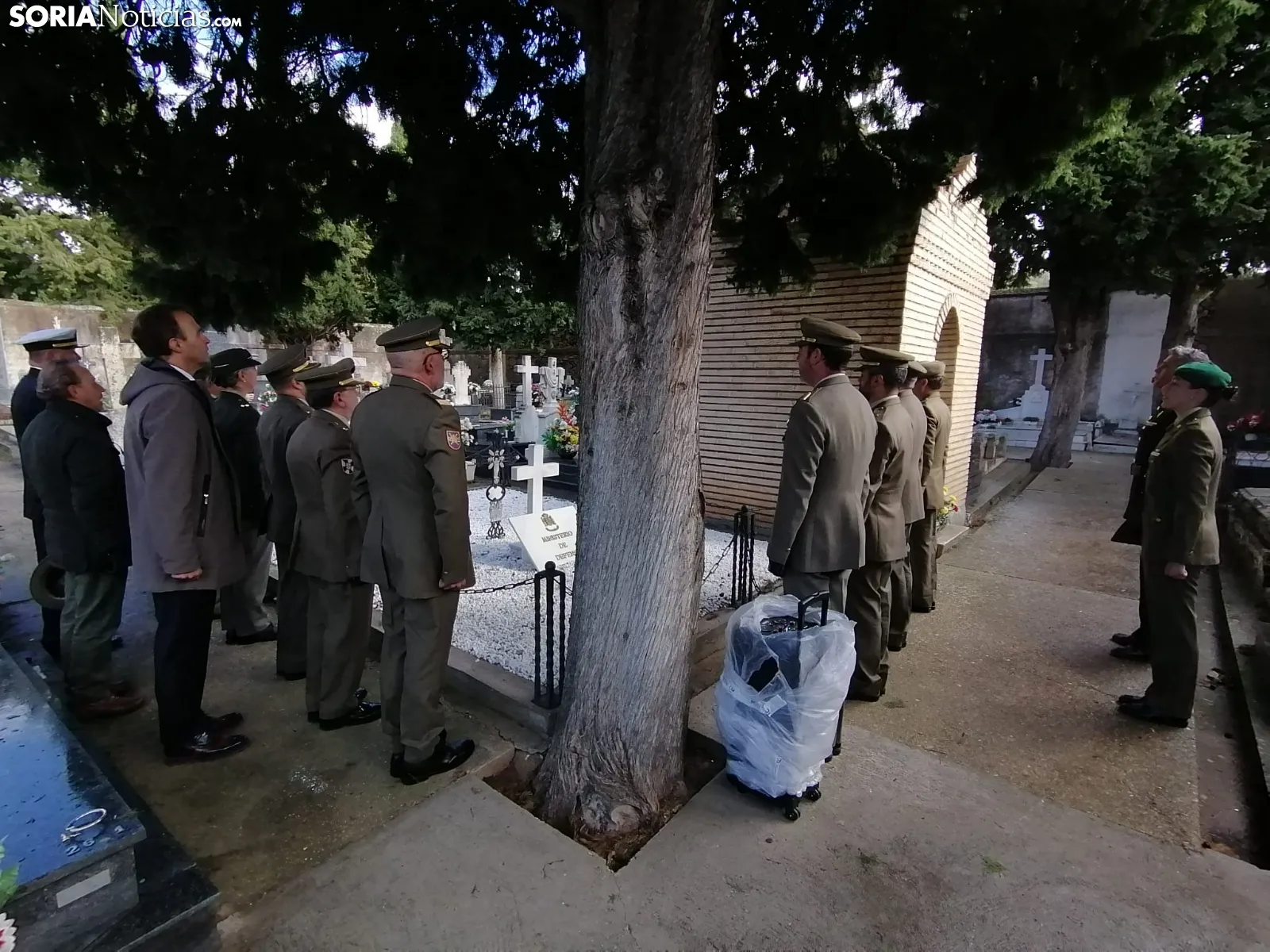 Foto 10 - El cementerio de Soria vive un emotivo acto en memoria de los militares fallecidos en servicio