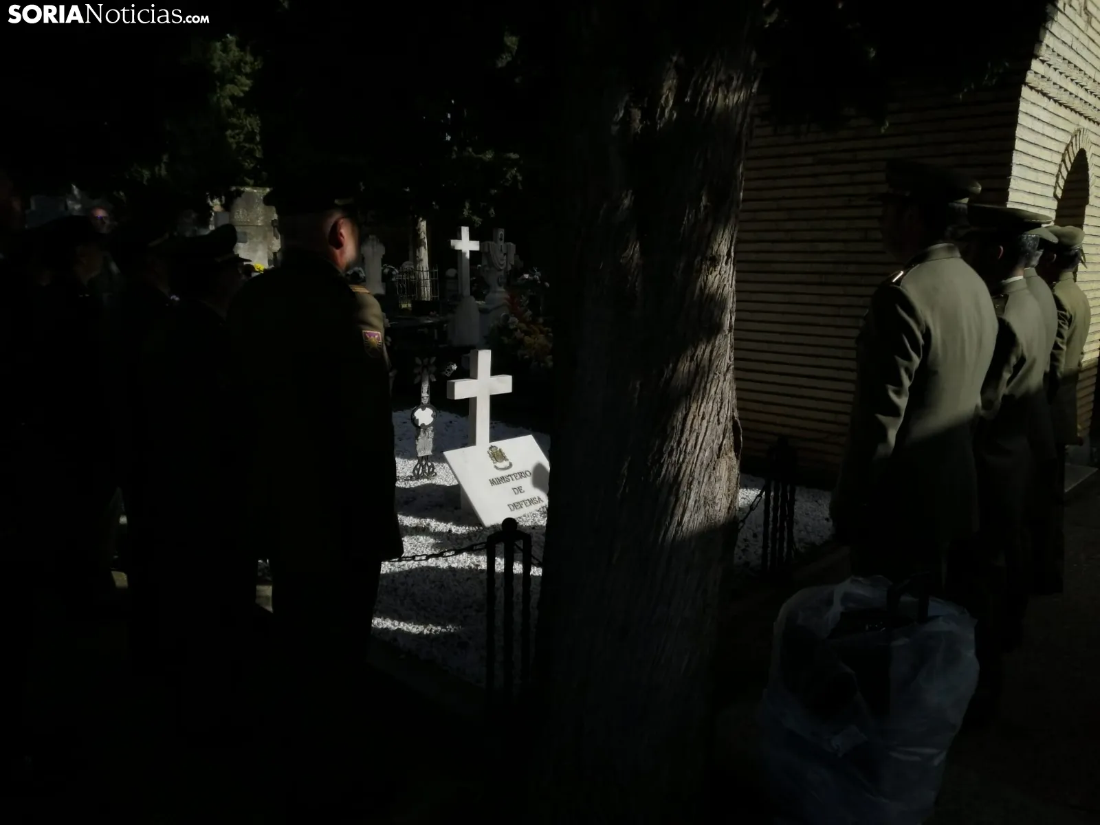 Foto 11 - El cementerio de Soria vive un emotivo acto en memoria de los militares fallecidos en servicio