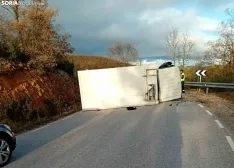 Foto 4 - Un herido tras la colisi&oacute;n entre un cami&oacute;n y un turismo en Maga&ntilde;a