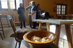 Una imagen de la elaboración del embutido hoy en San Pedro Manrique. /SN