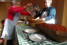 Una imagen de la elaboración del embutido hoy en San Pedro Manrique. /SN