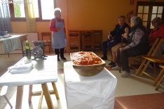 Una imagen de la elaboración del embutido hoy en San Pedro Manrique. /SN