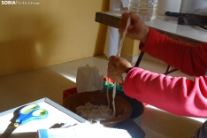 Una imagen de la elaboración del embutido hoy en San Pedro Manrique. /SN