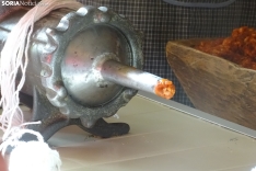 Una imagen de la elaboración del embutido hoy en San Pedro Manrique. /SN