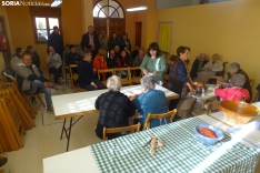 Una imagen de la elaboración del embutido hoy en San Pedro Manrique. /SN