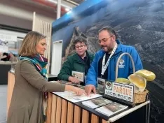 Foto 3 - Intensa actividad en el stand de la Diputaci&oacute;n en INTUR