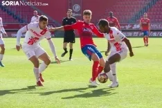 David Sanz luchando por un balón.