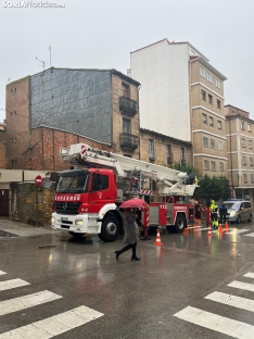 Bomberos actuando ante la caída de tejas en Soria.