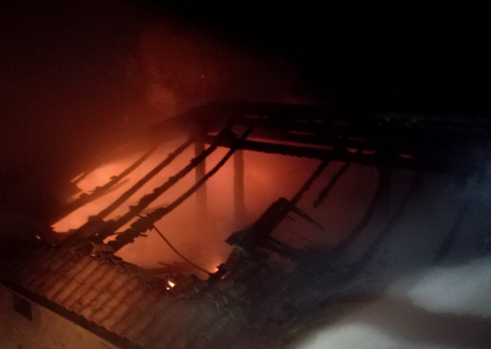Extinguido un espectacular incendio en una vivienda de Vinuesa