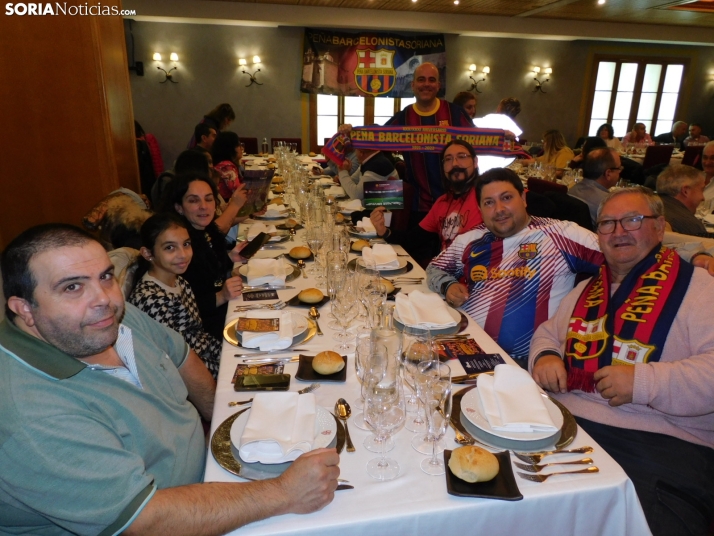 Fotos: La Pe&ntilde;a Barcelonista de Soria disfruta de su 32 cumplea&ntilde;os con un campe&oacute;n de la Ch