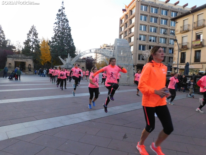 Decenas de mujeres se unen a correr unidas en el entrenamiento WeCoach