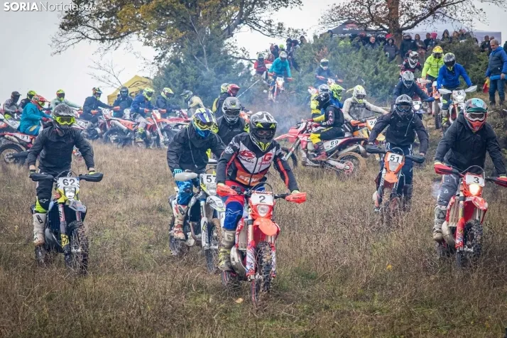 Fotos: Los mejores pilotos de Motocross de Castilla y Le&oacute;n demuestran sus habilidades en Tardelcuende