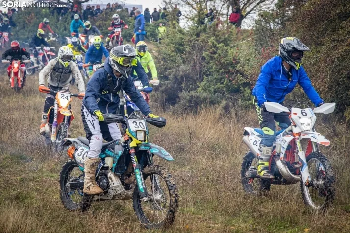 Fotos: Los mejores pilotos de Motocross de Castilla y Le&oacute;n demuestran sus habilidades en Tardelcuende