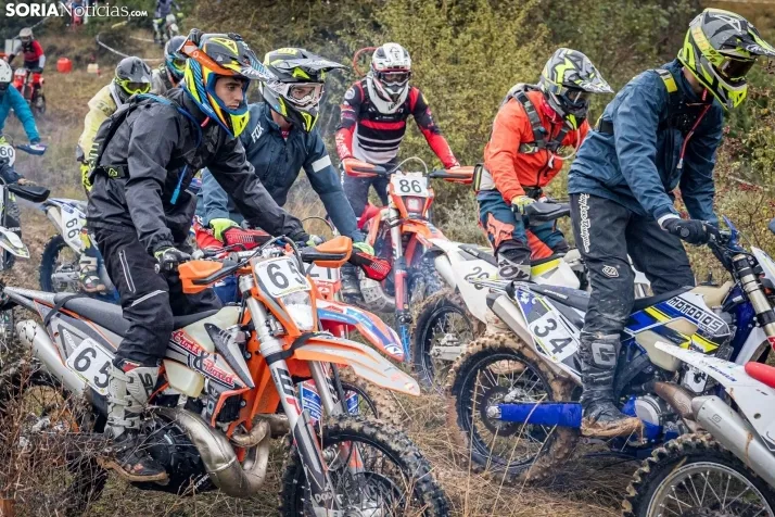 Fotos: Los mejores pilotos de Motocross de Castilla y Le&oacute;n demuestran sus habilidades en Tardelcuende