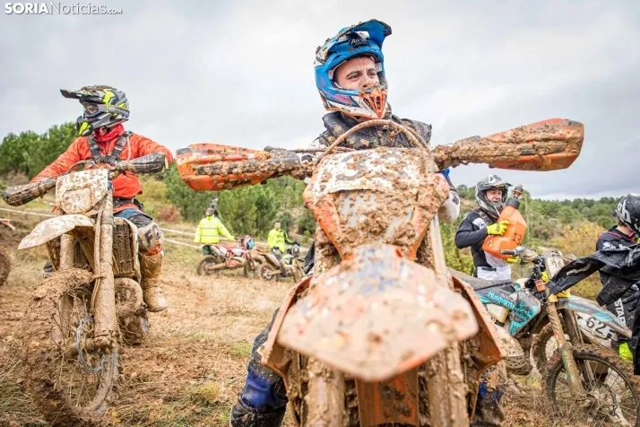 Fotos: Los mejores pilotos de Motocross de Castilla y Le&oacute;n demuestran sus habilidades en Tardelcuende