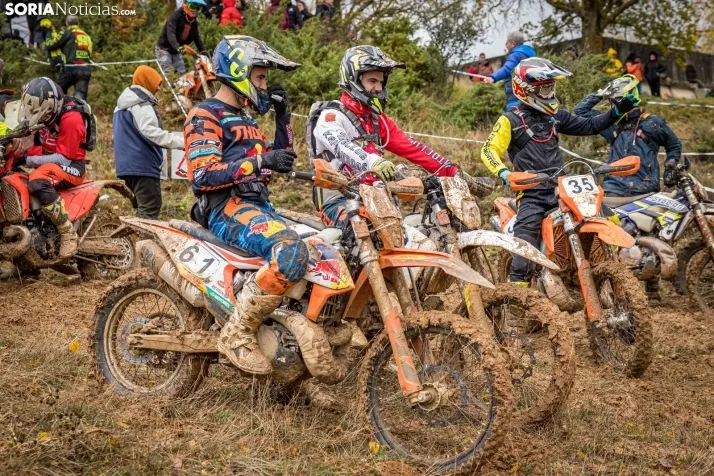 Fotos: Los mejores pilotos de Motocross de Castilla y Le&oacute;n demuestran sus habilidades en Tardelcuende