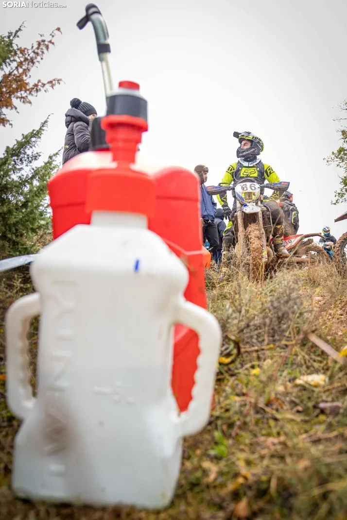 Fotos: Los mejores pilotos de Motocross de Castilla y Le&oacute;n demuestran sus habilidades en Tardelcuende