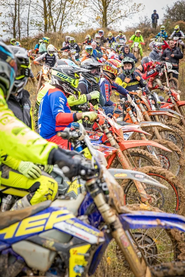 Fotos: Los mejores pilotos de Motocross de Castilla y Le&oacute;n demuestran sus habilidades en Tardelcuende