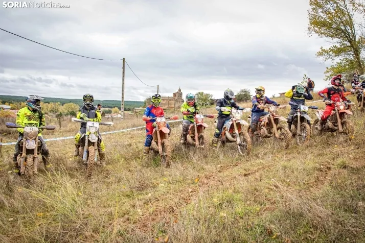 Fotos: Los mejores pilotos de Motocross de Castilla y Le&oacute;n demuestran sus habilidades en Tardelcuende
