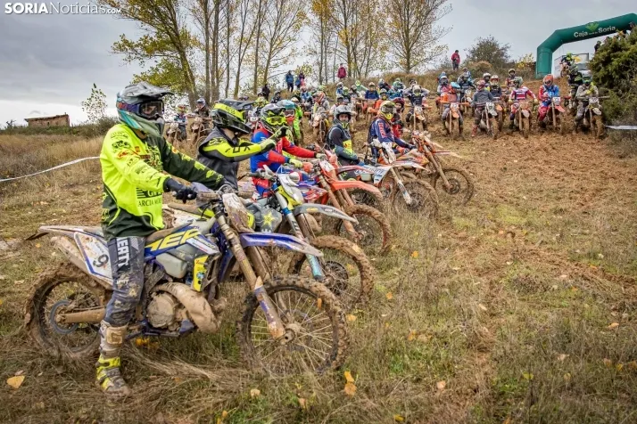 Fotos: Los mejores pilotos de Motocross de Castilla y Le&oacute;n demuestran sus habilidades en Tardelcuende