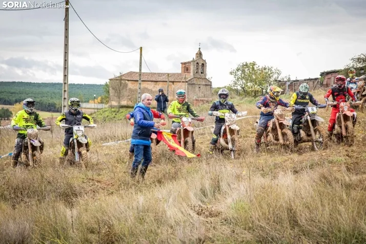 Fotos: Los mejores pilotos de Motocross de Castilla y Le&oacute;n demuestran sus habilidades en Tardelcuende