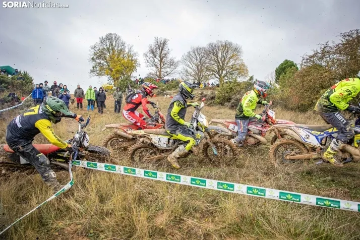 Fotos: Los mejores pilotos de Motocross de Castilla y Le&oacute;n demuestran sus habilidades en Tardelcuende