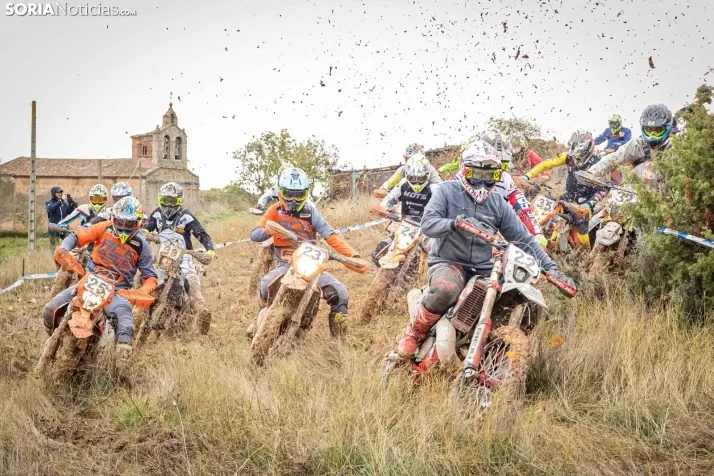 Fotos: Los mejores pilotos de Motocross de Castilla y Le&oacute;n demuestran sus habilidades en Tardelcuende
