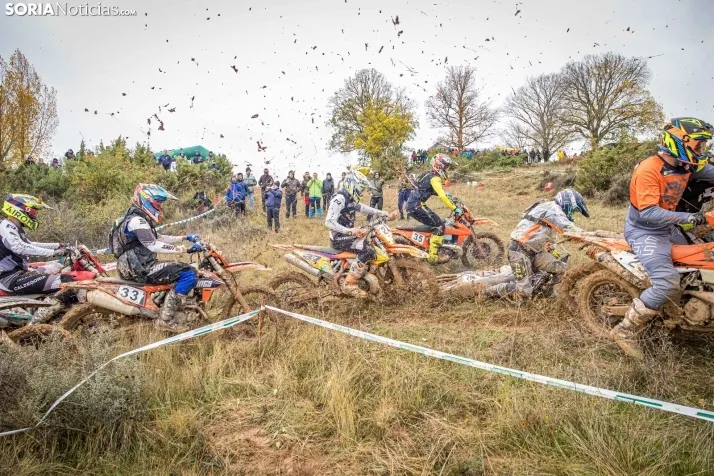 Fotos: Los mejores pilotos de Motocross de Castilla y Le&oacute;n demuestran sus habilidades en Tardelcuende