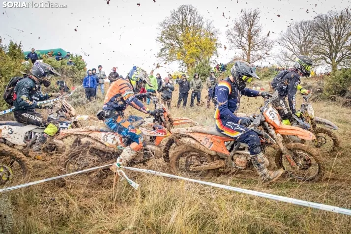 Fotos: Los mejores pilotos de Motocross de Castilla y Le&oacute;n demuestran sus habilidades en Tardelcuende