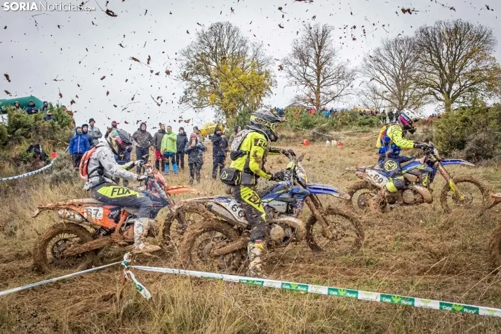 Fotos: Los mejores pilotos de Motocross de Castilla y Le&oacute;n demuestran sus habilidades en Tardelcuende