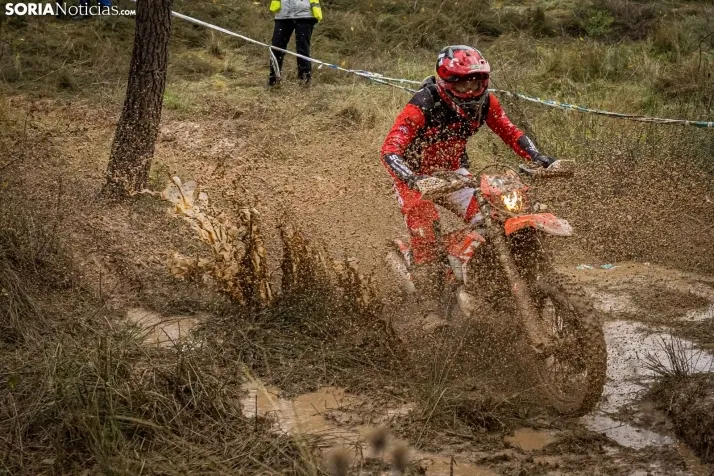 Fotos: Los mejores pilotos de Motocross de Castilla y Le&oacute;n demuestran sus habilidades en Tardelcuende