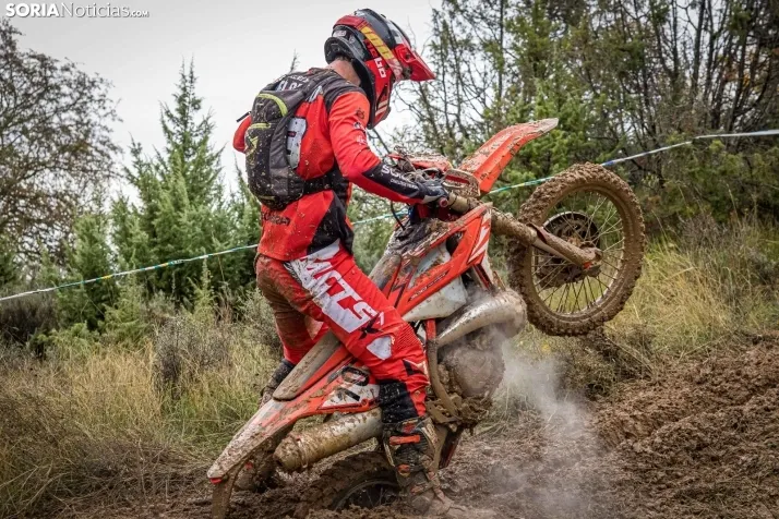 Fotos: Los mejores pilotos de Motocross de Castilla y Le&oacute;n demuestran sus habilidades en Tardelcuende