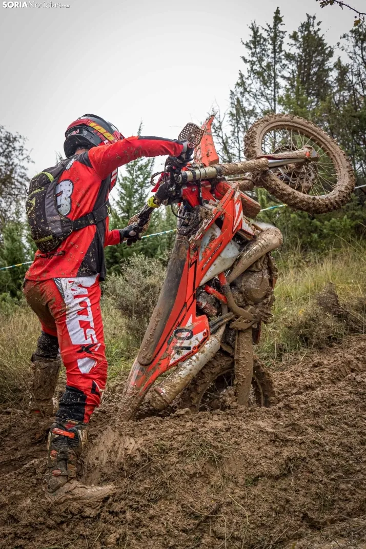 Fotos: Los mejores pilotos de Motocross de Castilla y Le&oacute;n demuestran sus habilidades en Tardelcuende