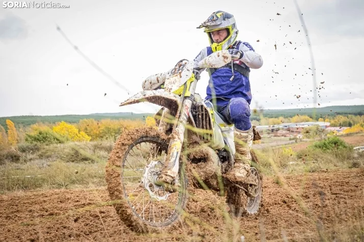 Fotos: Los mejores pilotos de Motocross de Castilla y Le&oacute;n demuestran sus habilidades en Tardelcuende