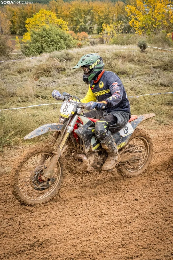 Fotos: Los mejores pilotos de Motocross de Castilla y Le&oacute;n demuestran sus habilidades en Tardelcuende