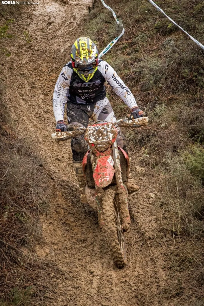 Fotos: Los mejores pilotos de Motocross de Castilla y Le&oacute;n demuestran sus habilidades en Tardelcuende