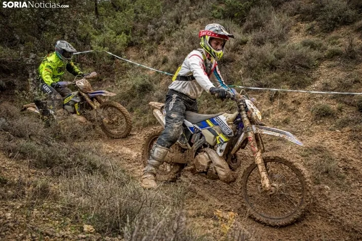 Fotos: Los mejores pilotos de Motocross de Castilla y Le&oacute;n demuestran sus habilidades en Tardelcuende