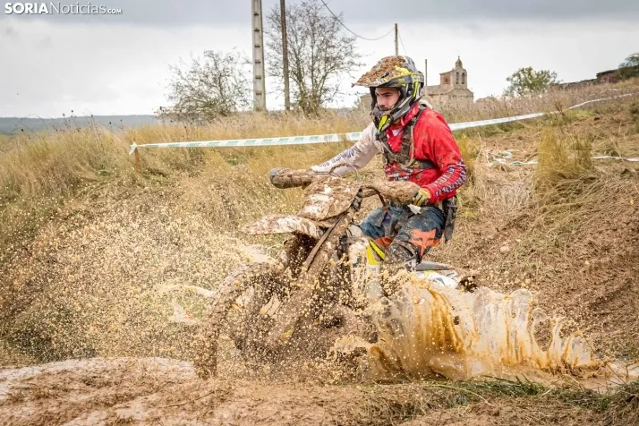 Fotos: Los mejores pilotos de Motocross de Castilla y Le&oacute;n demuestran sus habilidades en Tardelcuende